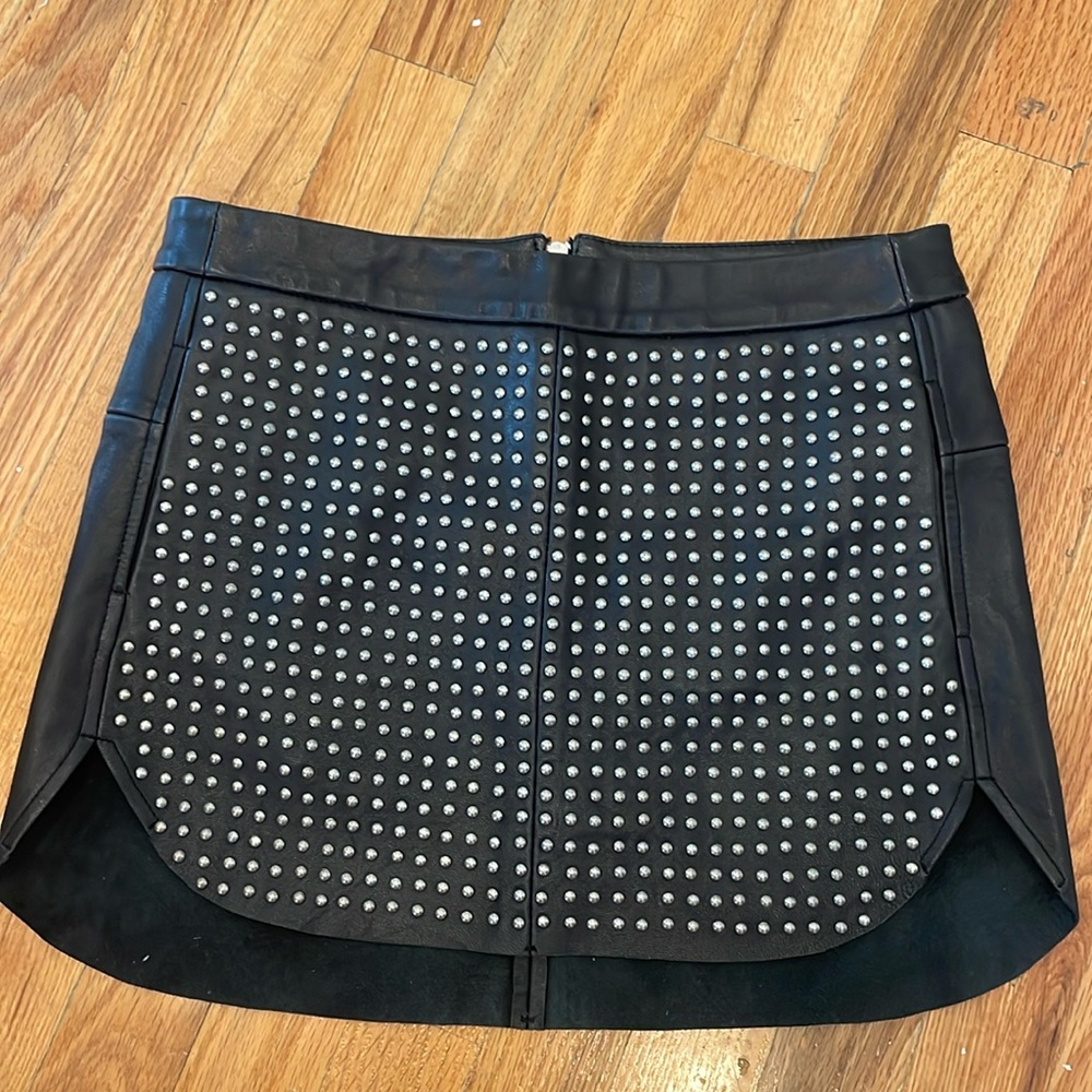 Michelle Mason, women’s size 0 black leather skirt with studs, mint condition